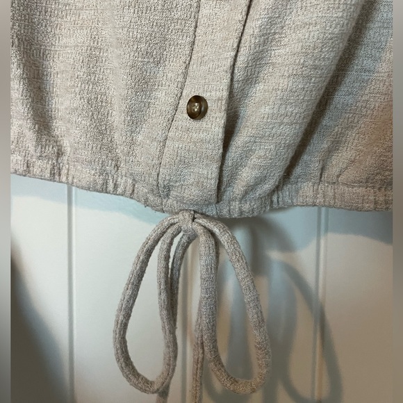 Tan crop scrunch tie top - Picture 3 of 4